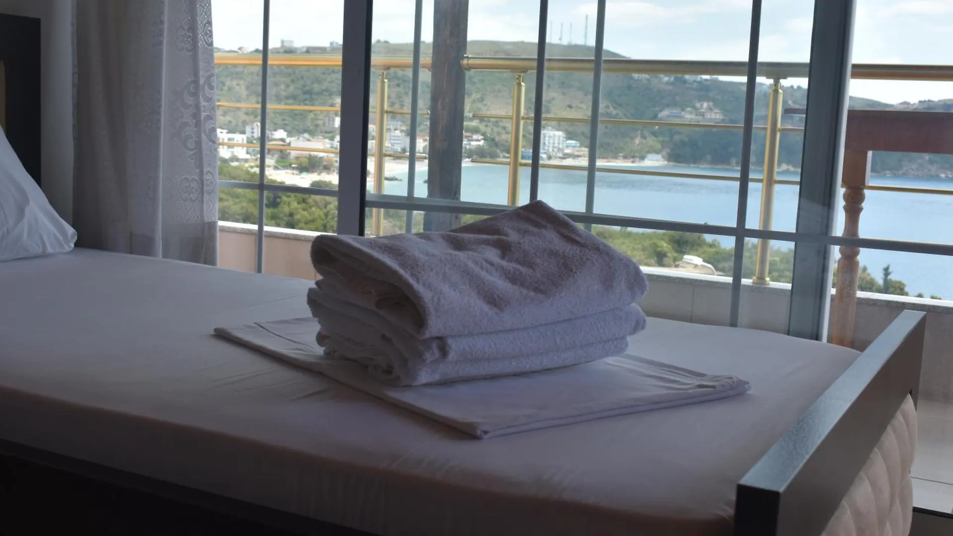 Ionio Rooms Himarë Apartamento